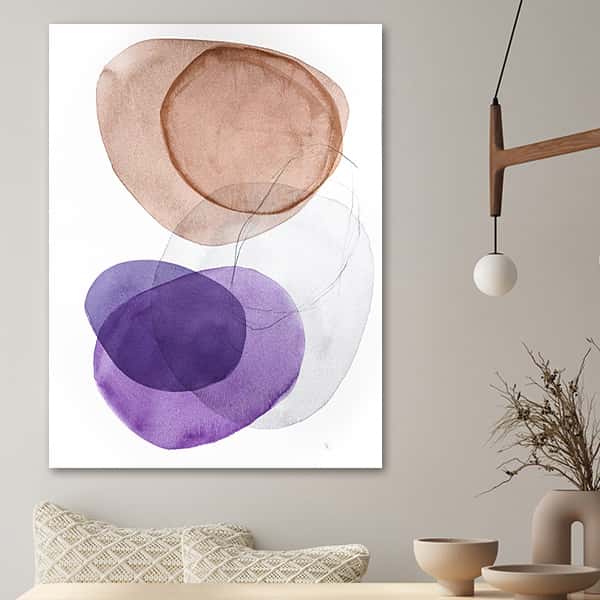 Runde Ovale Formen in den Farben lila und braun auf weißem Hintergrund in einem Raummilieu