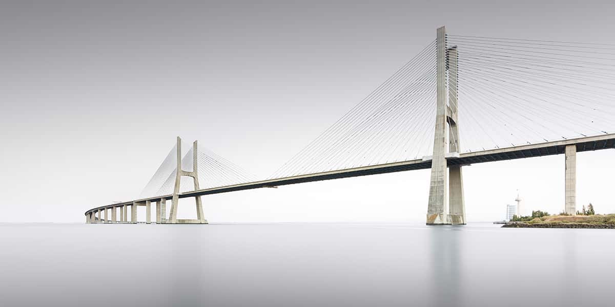 Eine Langzeitbelichtung einer Brücke in Lissabon
