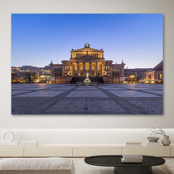 Blick über den Platz auf das Konzerthaus in Berlin in einem Raummilieu
