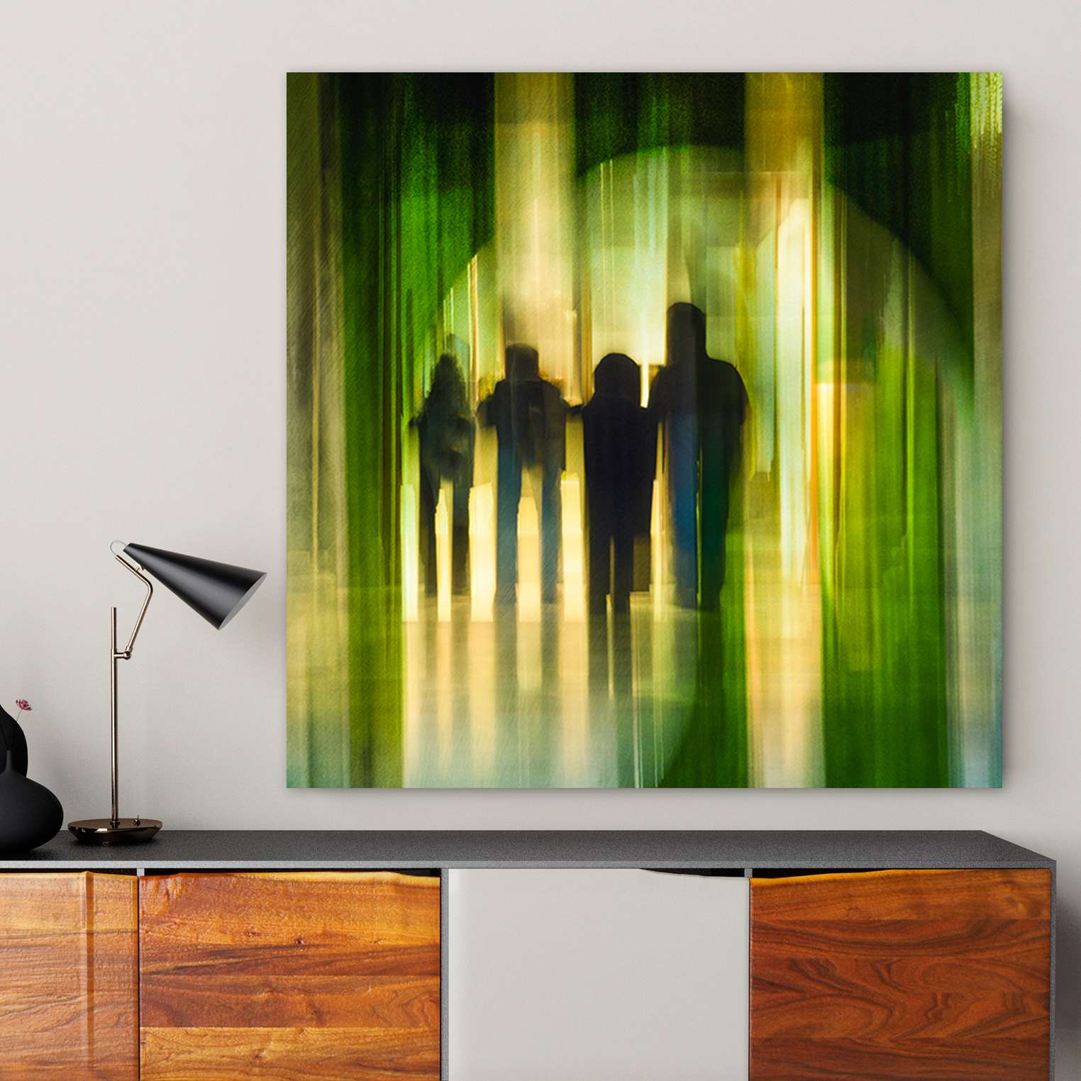 Eine Gruppe Menschen aufgenommen mit einer Langzeitbelichtung mit grünen Farbtönen  in einem Raummilieu