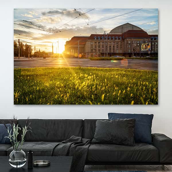 Ein Sonnenuntergang in Leipzig bei einer Wiese neben einem Gebäude in einem Raummilieu