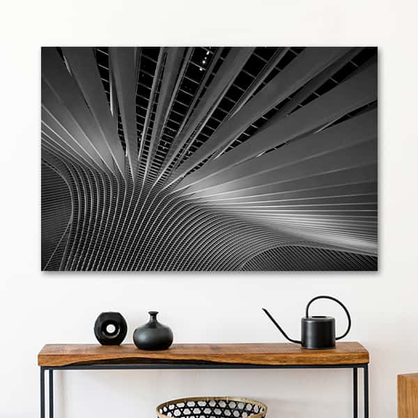 Ein schwarzweiß Bild von einem Gebäude umzingelt von vertikalen Streifen in einem Raummilieu