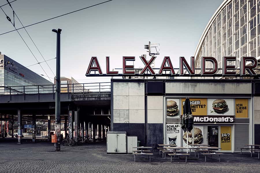 Schriftzug Alexanderplatz über einem Kiosk Filiale in Berlin