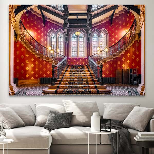 Ein für die Renaissance typischer Treppenaufgang in roten und goldenen Farben in einem Raummilieu