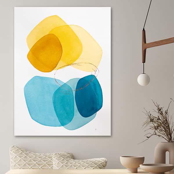 Runde Ovale Formen in blau und gelben Farben auf weißem Hintergrund in einem Raummilieu