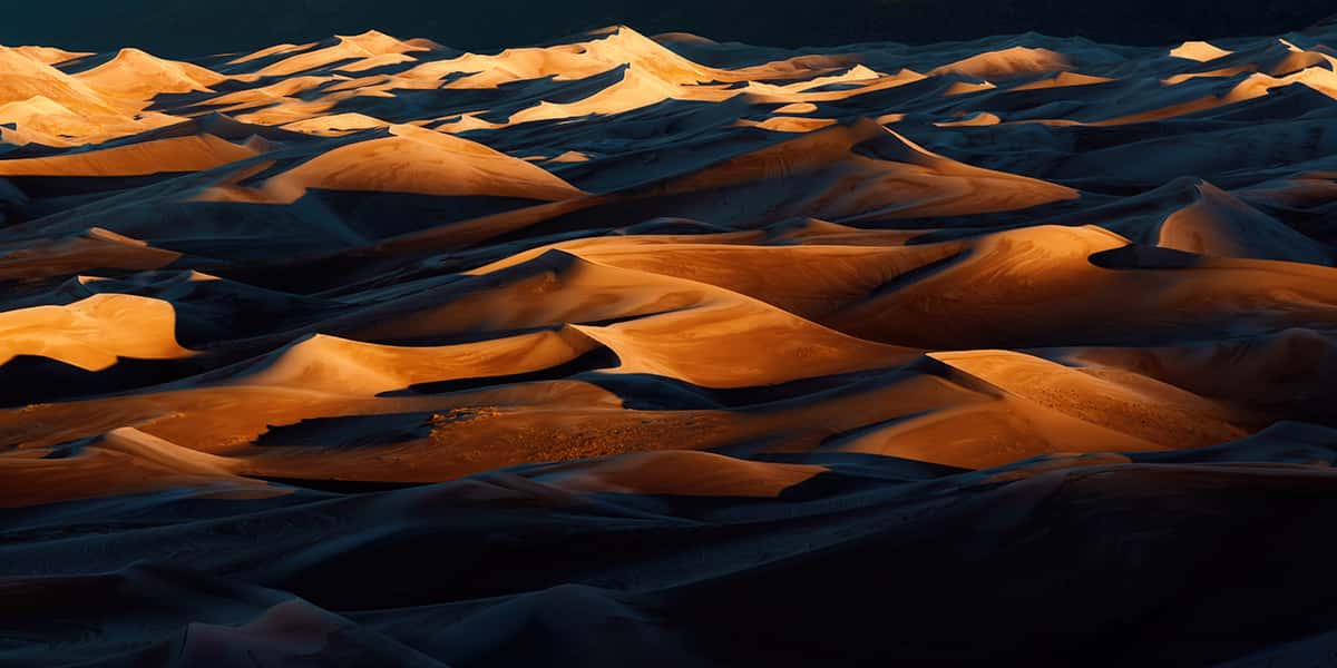 Eine Sandlandschaft mit mehreren kleinen Sandhügeln