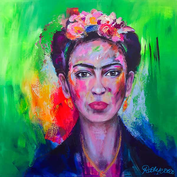 Frida Khalo mit blumen im Haar vor grünem Hintergrund
