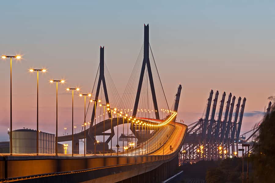 Eine Brücke mit Lichtern, welche über die Brücke durch gehen