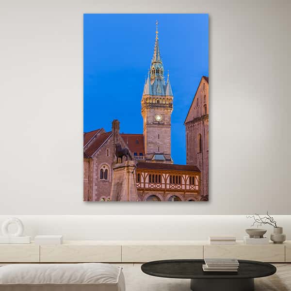 Ein Blick auf den Rathausturm in Braunschweig in einem Raummilieu