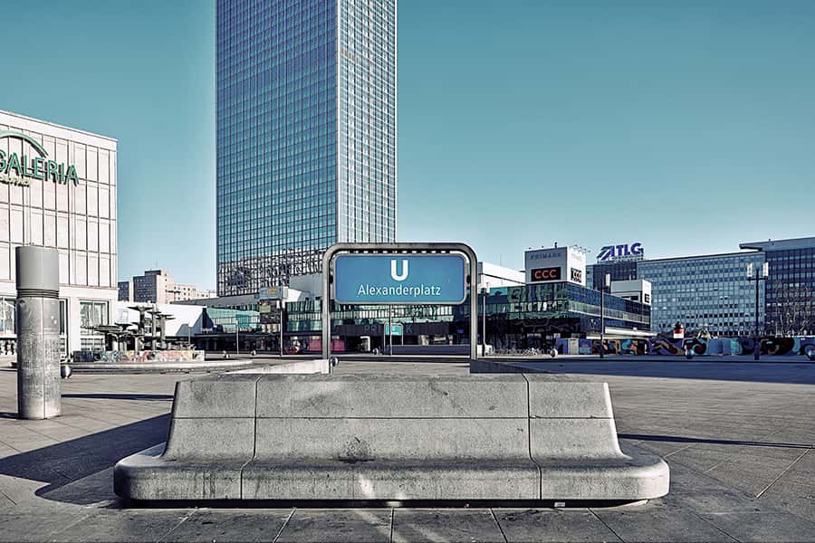 Blaues Schild der U-Bahn Haltestelle am Alexanderplatz in Berlin