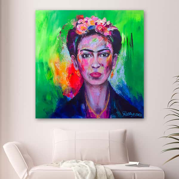Frida Khalo mit blumen im Haar vor grünem Hintergrund in einem Raummilieu