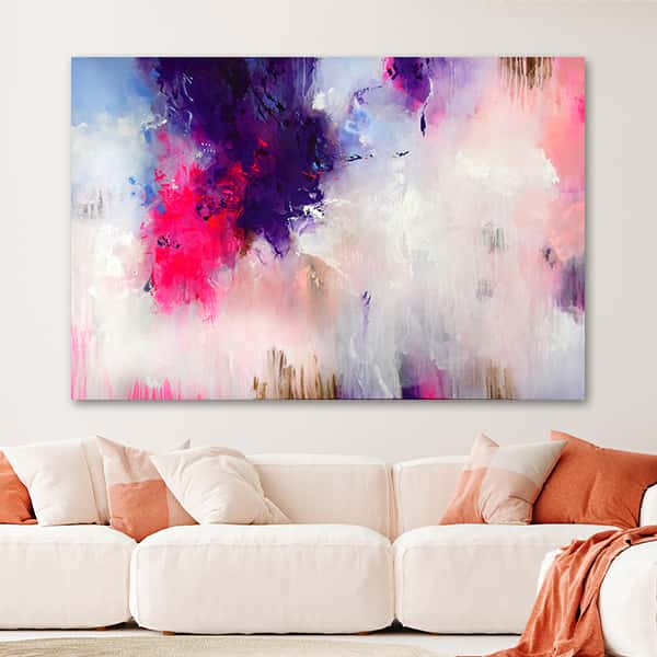 Farbenmix mit den Farben lila, pink, blau und weiß in einem Raummilieu