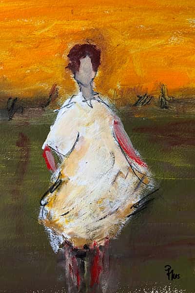 Eine Frau rennt in einem weißen Kleid über ein Feld 