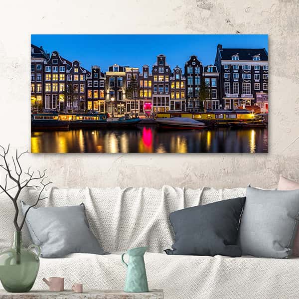 Der Blick auf das Rotlichtviertel von Amsterdam in einem Raummilieu