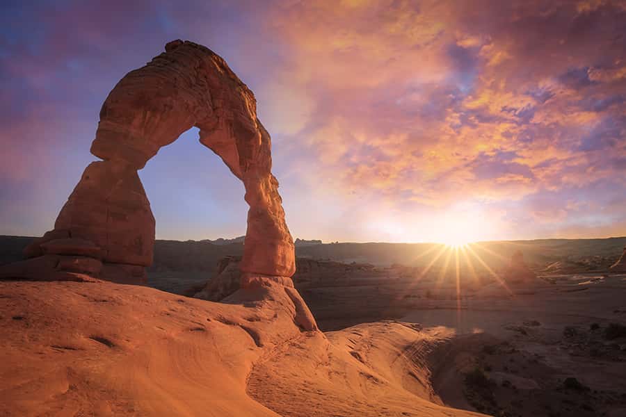 Die Sonne erstrahlt das Tal von Arches-National-Park in Utah