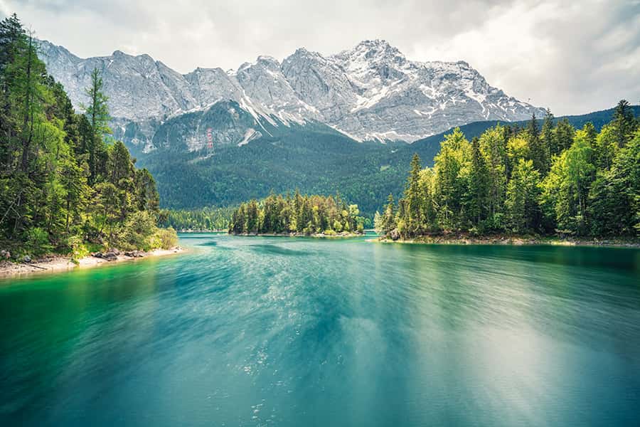 Blick über daas blaue Wasser des Eibsees in Alpen