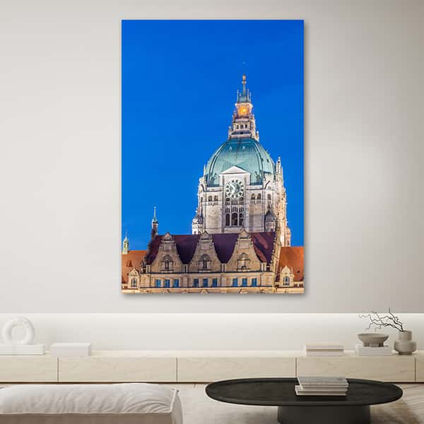 Der Turm des neuen Rathauses in Hannover zu blauen Stunde in einem Raummilieu