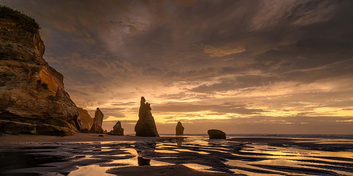 Ein Strand mit Felsen beim Sonnenuntergang 