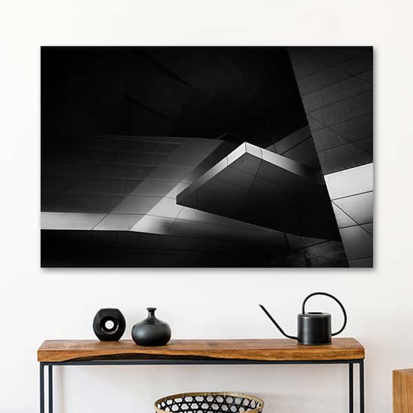 Die außenfasade von einem Gebäude in Kachelform in schwarzweiß in einem Raummilieu