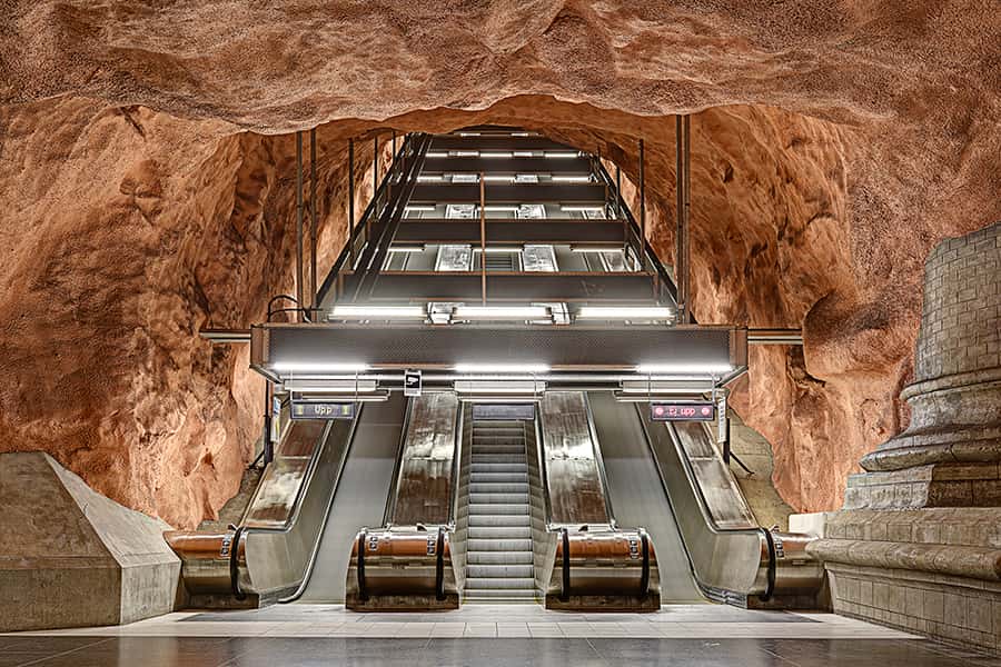 Unterirdische U-Bahn Station mit Blick auf Erde in Schweden