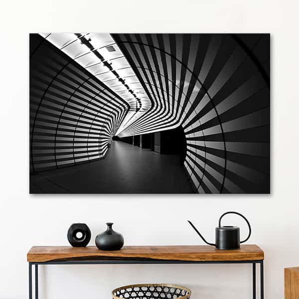 Ein Tunnel mit Licht an der Decke und Strichen an den Wänden in einem Raummilieu