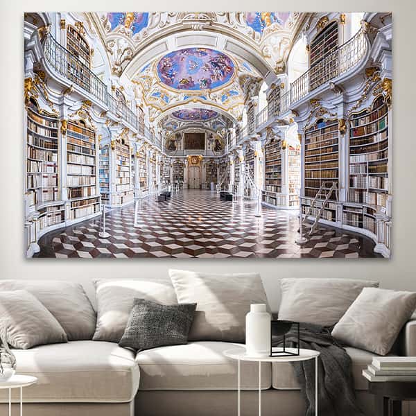 Blick durch die Halle der barocker Stiftsbibliothek in einem Raummilieu