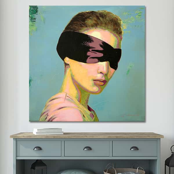 Porträt einer Frau mit Augenbinde vor grauem Hintergrund in einem Raummilieu