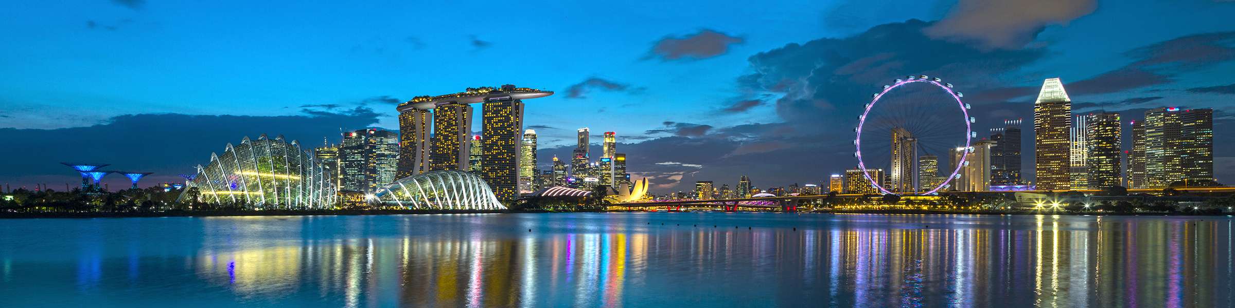 Panoramaaufnahme der Marina Bay in Singapur zur blauen Stunde