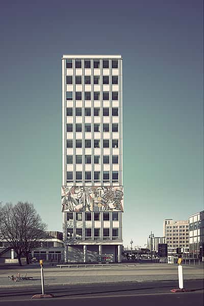 Hohes Gebäude vor blauem Himmel in Berlin