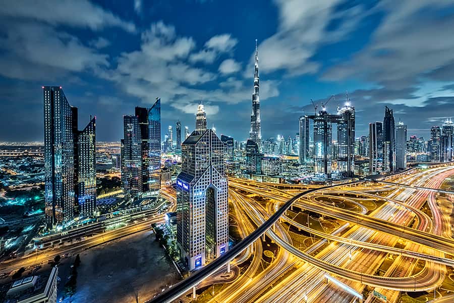 Erhellte Straßen ziehen sich durch die Millionenmetropole Dubai