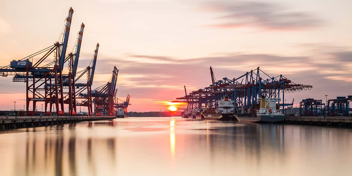 Container am Hamburger Hafen bei Sonnenaufgang