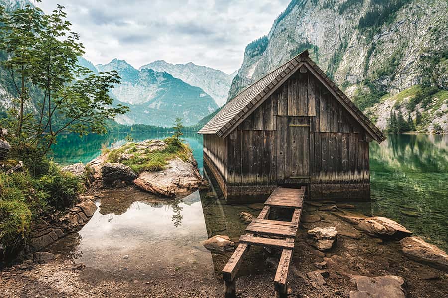 Eine alte hölzerne Hütte am ufer des Obersees in Bayern
