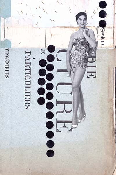Eine Frau in einem kurzen Kleid mit schwarzen Punkten auf dem Hintergrund