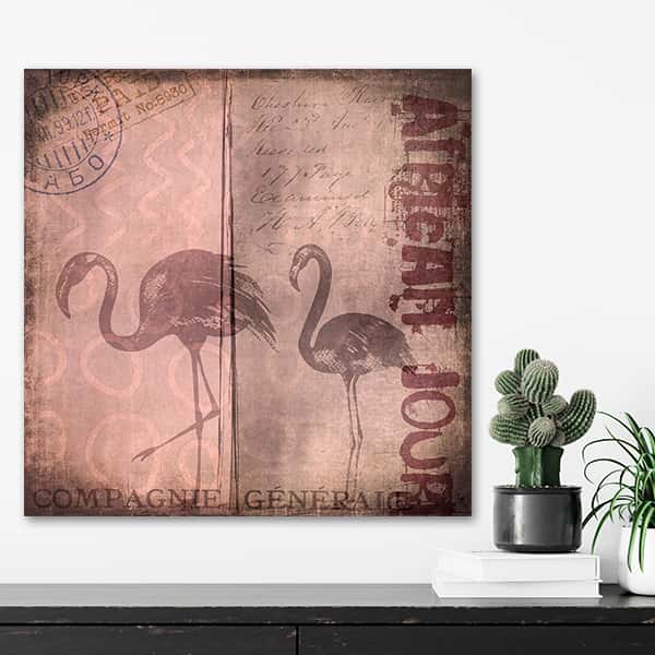 Zwei Flamingos auf rosanem Hintergrund mit verschieden Aufschriften in einem Raummilieu