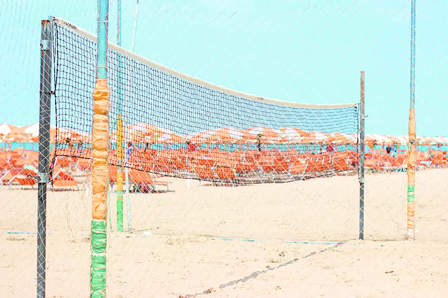 Beachvolleyball-Netz an einem klassischen, italienischen Urlaubsstrand