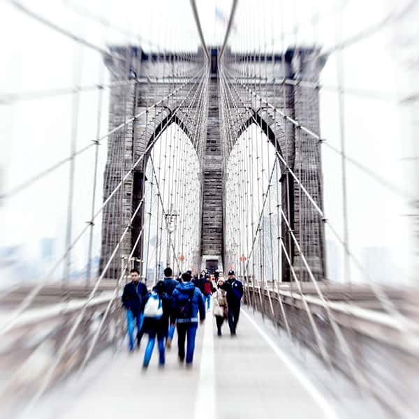 Menschen die über die Brooklyn Bridge in Manhattan spazieren