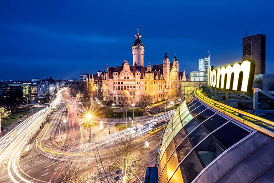 Leipzig beleuchtete Gebäude und Straßen und dunkel blauer Himmel