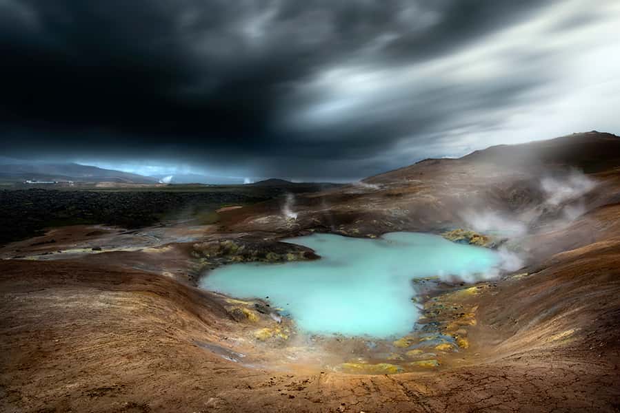 Ein Türkis Grünblau gefärbter See im Krafla-Vulkansystem
