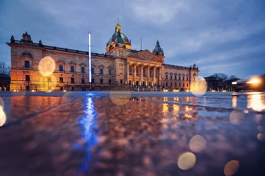 Ein Gebäude in Leipzig Regen und Beleuchtung