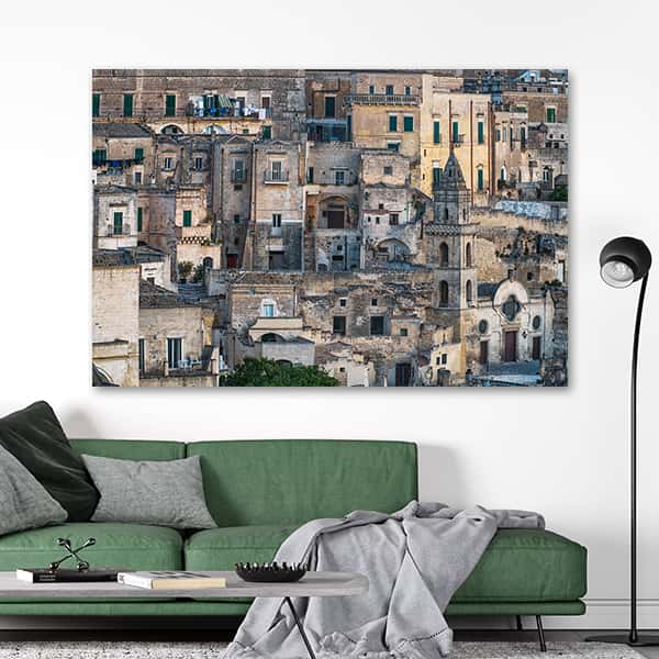 Eine Stadt mit Häusern im alten Stil am Tag in Italien in einem Raummilieu