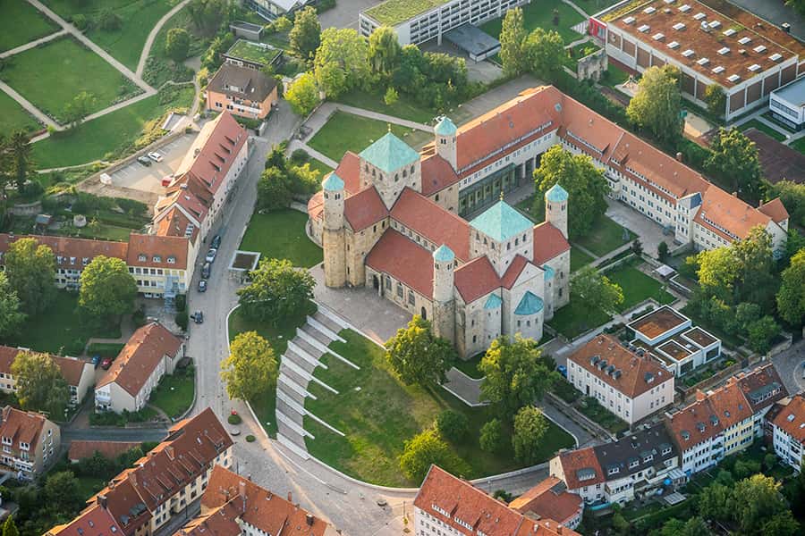Eine Luftaufnahme der Michaliskirche in Hildesheim.