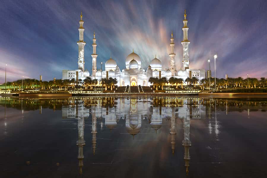 Sonnenuntergang hinter der Scheich-Zayid-Mosche in Abu Dhabi