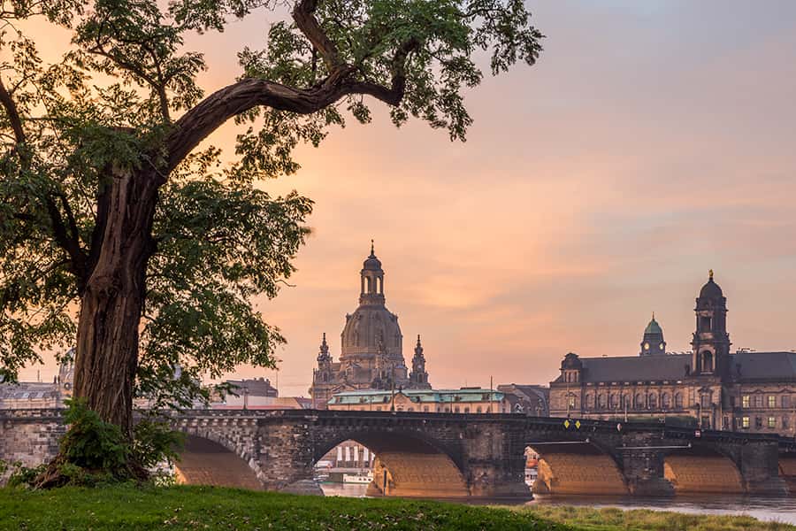Blick auf Dresdener Frauenkirche, Oberlandegericht und Augustusbrücke