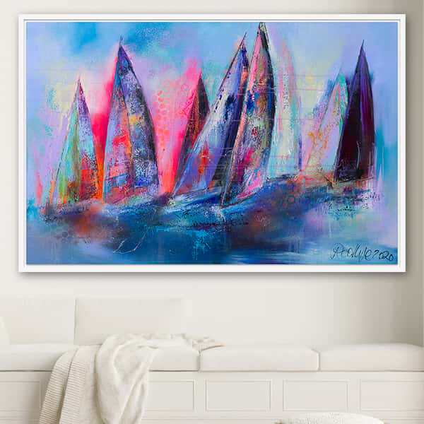 In Blau und lila gemalte Segelboote welche auf dem Wasser schwimmen in einem weißen Schattenfugenrahmen in einem Raummilieu