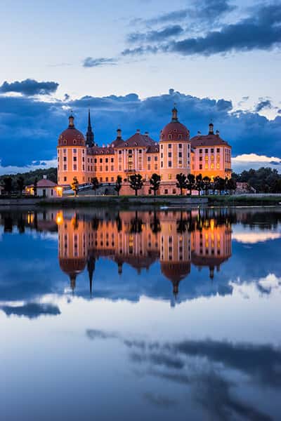 Das Schloss Moritzberg spiegelt sich im See