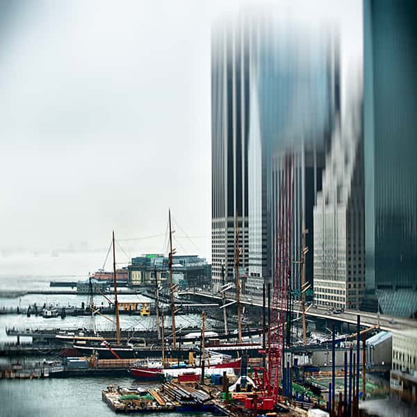 Ein Blick auf den Pier 15 vor den Skyscrapern in Manhattan