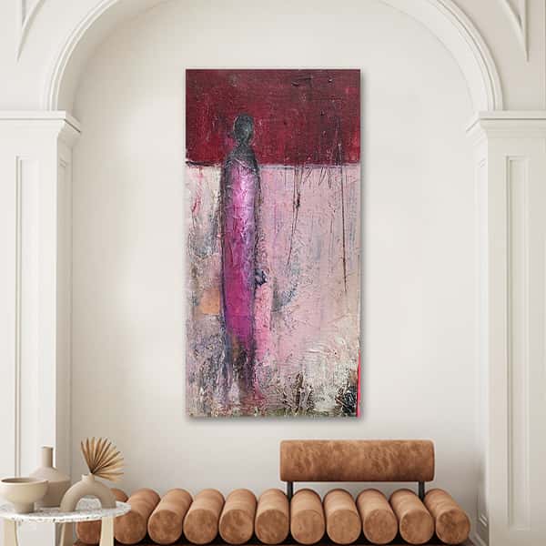 Eine abstrakte Malerei einer schwarzen Person in einem pinken Kleid in einem Raummilieu