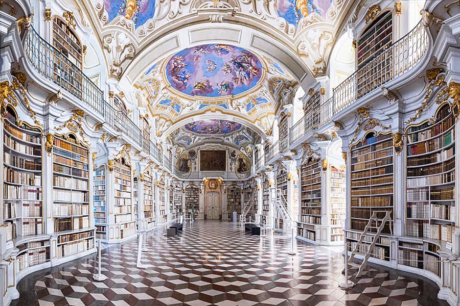 Blick durch die Halle der barocker Stiftsbibliothek 