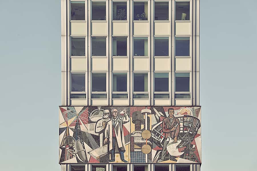 Nahaufnahme eines Hochhauses mit Graffitti auf der Fassade in Berlin