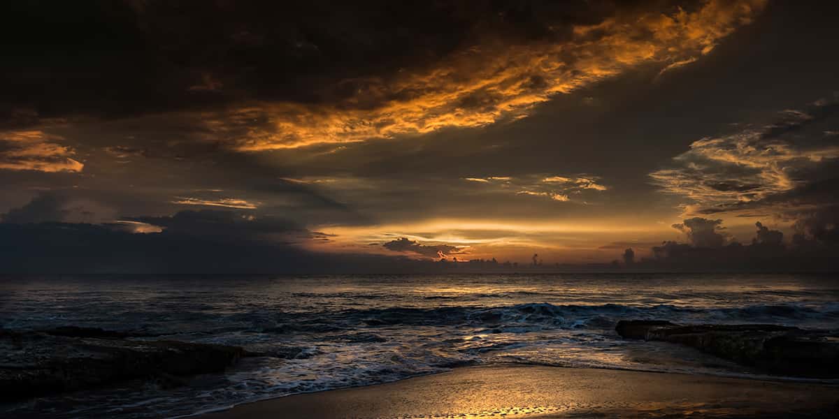 Ein goldener Sonnenuntergang über dem Meer 